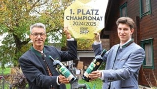 Sie haben das beste Kürbiskernöl der Steiermark! Clemens (re.) und Papa Wilfried Lackner (Bild: Jauschowetz Christian/Christian Jauschowetz)