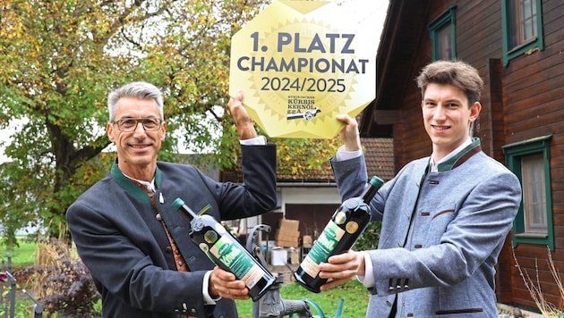 Sie haben das beste Kürbiskernöl der Steiermark! Clemens (re.) und Papa Wilfried Lackner (Bild: Jauschowetz Christian/Christian Jauschowetz)