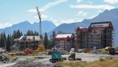 Für das Luxus-Chalet-Projekt am Pass Thurn laufen aktuell die Bauarbeiten. (Bild: Hölzl Roland)