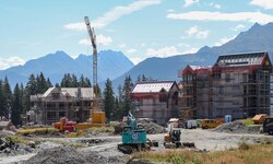 Für das Luxus-Chalet-Projekt am Pass Thurn laufen aktuell die Bauarbeiten.