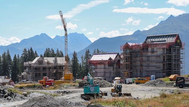 Für das Luxus-Chalet-Projekt am Pass Thurn laufen aktuell die Bauarbeiten. (Bild: Hölzl Roland)