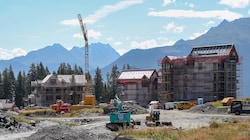 Für das Luxus-Chalet-Projekt am Pass Thurn laufen aktuell die Bauarbeiten. (Bild: Hölzl Roland)