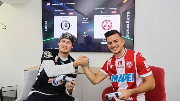 The Graz derby on the console before the clash on the pitch: Niklas Geyrhofer (left) against Christian Lichtenberger. (Bild: Jauschowetz Christian/Christian Jauschowetz)