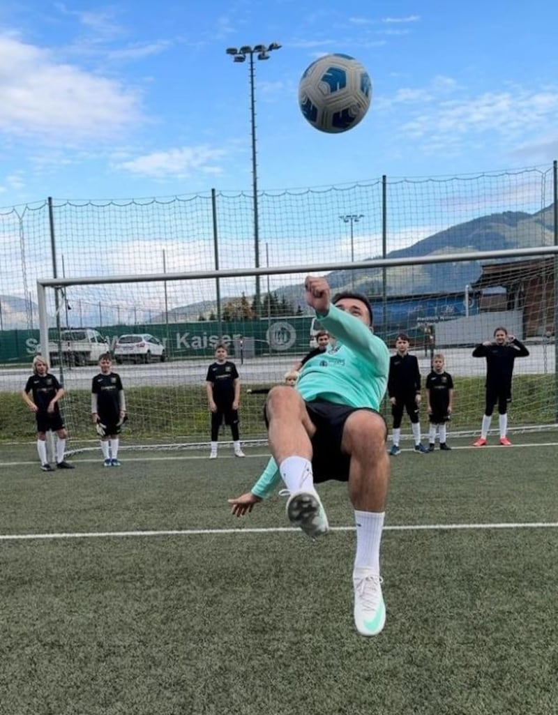 Kevin Stöger thrilled everyone with this overhead kick. (Bild: skylinemedien)