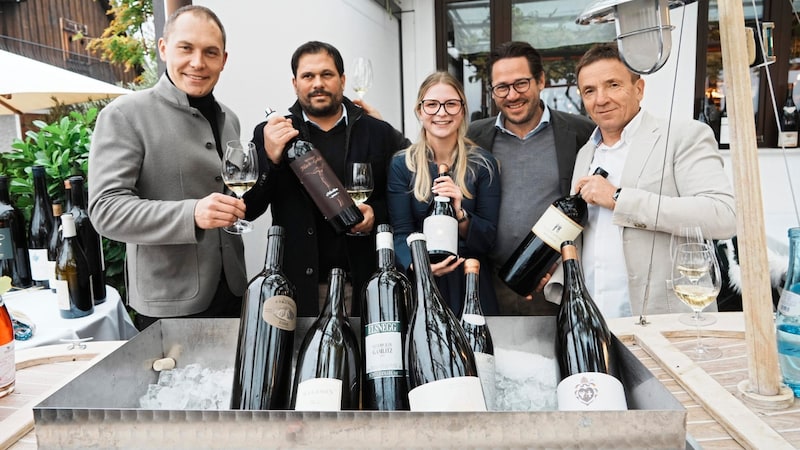 Winzer-Elite zu Gast beim Fischwirt in Sulztal: Stefan Krispel, Philipp Hack-Gebell, Lena Grossauer, Hannes Sabathi, Gianfranco Kozlovic (v. li.). (Bild: Pail Sepp/Sepp Pail)