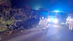 Die Feuerwehr musste nach dem Fahrzeugüberschlag ausrücken. (Bild: ZOOM Tirol/zoom.tirol)