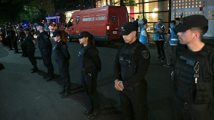 Die Polizei riegelte nach dem tödlichen Sturz des Sängers das Hotel ab.
