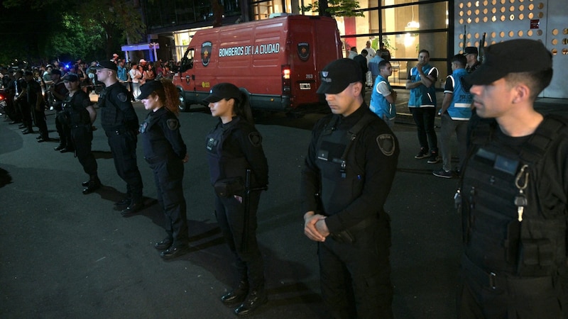 The police sealed off the hotel where the tragedy occurred. (Bild: APA/AFP/JUAN MABROMATA)