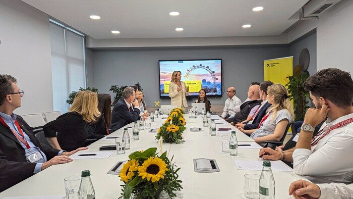 Besuch beim albanischen Ableger der Raiffeisenbank.