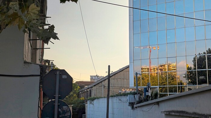 Zwischen alten Gebäuden befinden sich modernen Bauten, die auch Blicke auf neue Projekte bieten.
