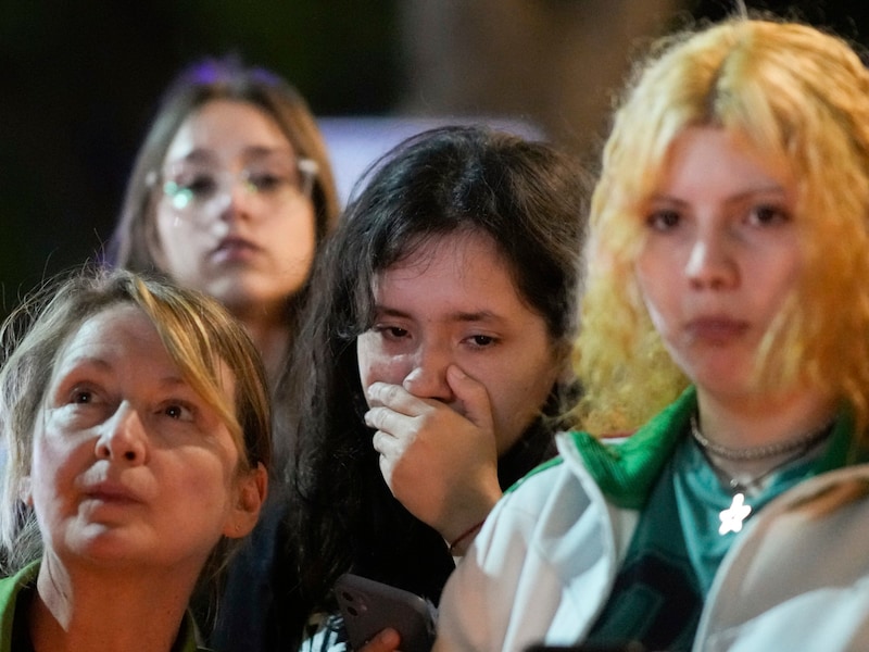 After the death of Liam Payne, fans mourned the singer outside the hotel. (Bild: AP ( via APA) Austria Presse Agentur/Natacha Pisarenko)