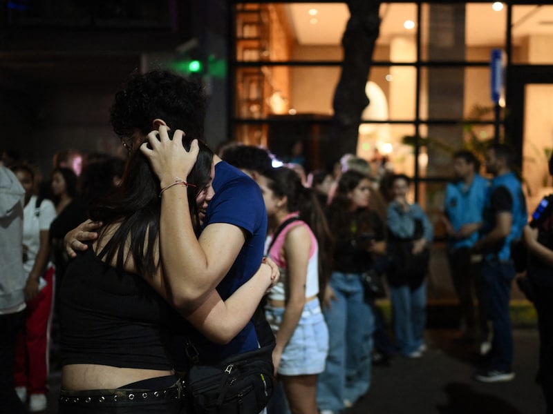 Nach Bekanntwerden der Nachricht versammelten sich Fans zu einer Mahnwache bei Kerzenlicht vor dem Hotel im Stadtteil Palermo. (Bild: APA Pool/AFP/Luis ROBAYO)