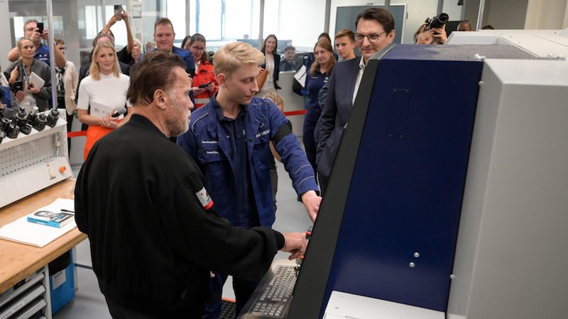 Highlight: Arnold Schwarzenegger with the apprentices from BMW Steyr. (Bild: Wenzel Markus)