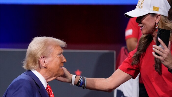 Eine Unterstützerin grüßt Trump.
