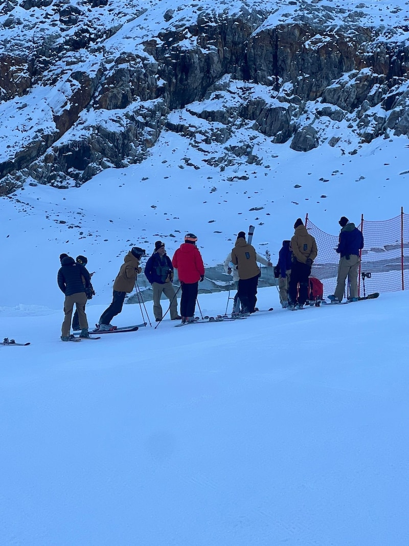 Ein Großaufgebot: Hirschers Servicepersonal in Sölden (Bild: Leserreporter)