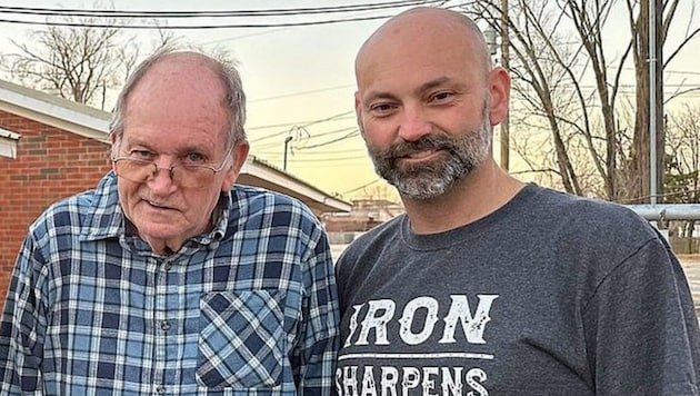 Son Charles and dad Robert (Bild: Dignity Memorial)