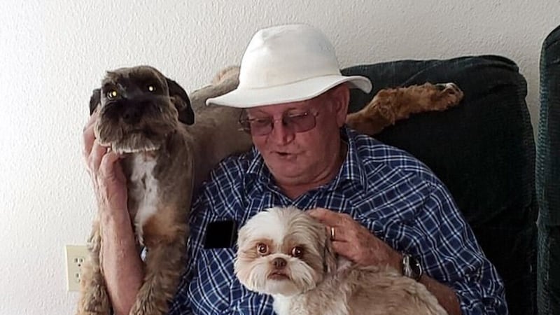 Robert with his beloved dogs (Bild: Dignity Memorial)