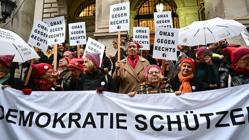 Auch die Initiative „Omas gegen Rechts“ ist mit von der Partie(Archivbild) (Bild: AFP)