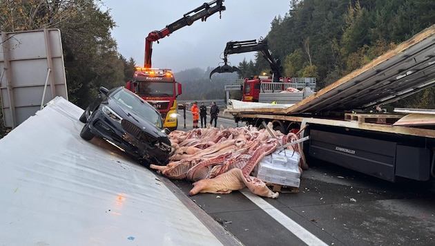 Some of the pork halves were lying on the highway. (Bild: FF Spittal an der Drau)