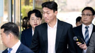 Hwang Ui-jo (Mitte) droht Ärger.