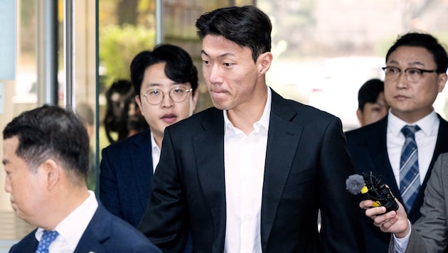 Hwang Ui-jo (center) is in trouble. (Bild: AFP/YONHAP)