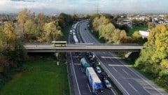 Von dieser Brücke wurde ein Eisblock auf die Rheintalautobahn geworfen. (Bild: Maurice Shourot)