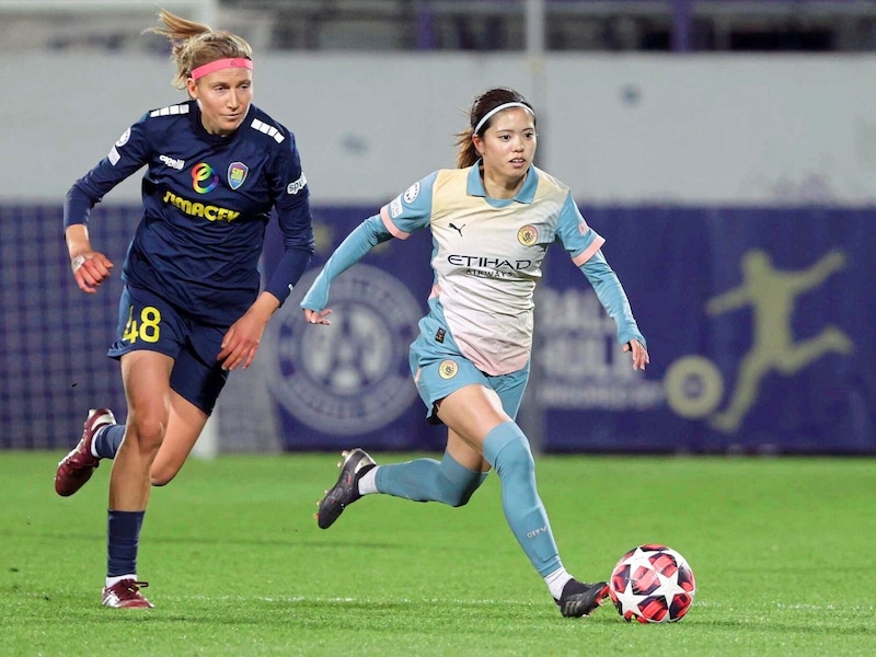 Kamila Dubcova (li.) gelang gegen Manchester City ein Traumtor. (Bild: GEPA/GEPA pictures)