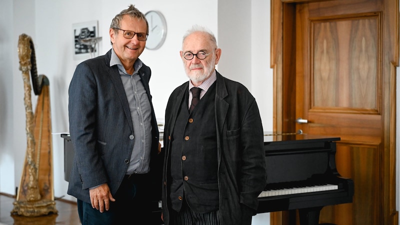 Kurt Schwertsik (re.) mit Musikschulleiter Christian Denkmaier, der auch Musiker ist. (Bild: Wenzel Markus/Markus Wenzel)