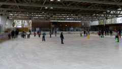 In der Eisarena beginnt die Wintersaison für Hobbysportler. (Bild: Andreas Tröster)