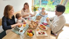 Diätologinnen Edburg Edlinger und Anna Flörl mit ihren Kindern Theo und Lorenz sowie Diätologie- student David Trailovic. (Bild: Mia Schwarz)