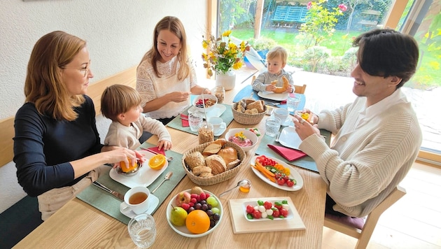 Diätologinnen Edburg Edlinger und Anna Flörl mit ihren Kindern Theo und Lorenz sowie Diätologie- student David Trailovic. (Bild: Mia Schwarz)