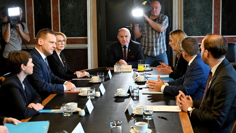 Sigrid Maurer (Grüne), Philip Kucher (SPÖ), Doris Bures (SPÖ), Nationalratspräsident Wolfgang Sobotka (ÖVP), Dagmar Belakowitsch (FPÖ), August Wöginger (ÖVP) und Nikolaus Scherak (NEOS) im Rahmen einer Präsidiale des Nationalrates am Donnerstag (Bild: APA/ROLAND SCHLAGER)