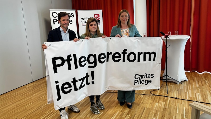 Vienna Caritas Managing Director Klaus Schwertner, Home and Care Services Manager of St. Magdalena House, Irena Udric and Austrian Caritas President Nora Tödtling-Musenbichler call for a reform of the system (from left). (Bild: Viktoria Graf)