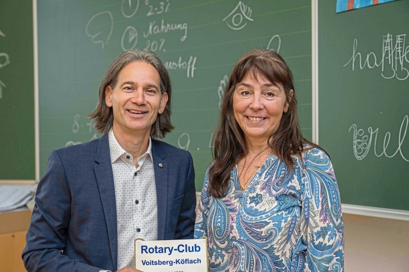 Thomas Jaklitsch from the Voitsberg-Köflach Rotary Club and Roswitha Hafen, head of the "Prevention Team Schultüte" association. (Bild: Juergen Fuchs)