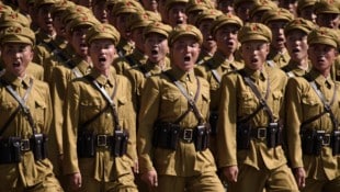 Laut Selenskyj werden derzeit rund 10.000 nordkoreanische Soldaten darauf vorbereitet, um an der Seite Russlands gegen die Ukraine zu kämpfen. (Bild: AFP/Ed Jones)