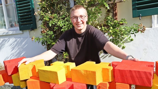 Tobias, junger Bildhauer aus Hallstatt, mit seinem Kunstwerk in Goisern (Bild: Hörmandinger Marion/Marion Hörmandinger)