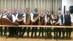 Die zur Volkshochschule der Burgenländischen Ungarn gehörige Traditionspflegegruppe „Őri Banda“ mit Bandleader Attila Somogyi (r.) ist die älteste aktive ungarische Volksmusikgruppe in Österreich (Bild: VHS-Ungarn)