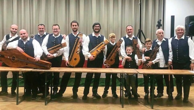 Die zur Volkshochschule der Burgenländischen Ungarn gehörige Traditionspflegegruppe „Őri Banda“ mit Bandleader Attila Somogyi (r.) ist die älteste aktive ungarische Volksmusikgruppe in Österreich (Bild: VHS-Ungarn)