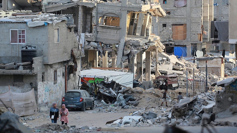 Israelische Soldaten sind Berichten zufolge in einem zerstörten Haus auf drei Bewaffnete gestoßen. Es kam zu einem Schusswechsel. (Bild: APA/AFP/BASHAR TALEB)