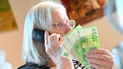 Als falsche Polizisten getarnt, bringen Betrüger meist ältere Menschen um ihr gesamtes Vermögen ...