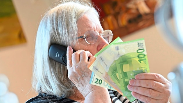 Disguised as fake police officers, fraudsters usually deprive elderly people of their entire assets (symbolic image). (Bild: Evelyn Hronek/EVELYN HRONEK)