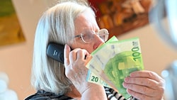 Als falsche Polizisten getarnt, bringen Betrüger meist ältere Menschen um ihr gesamtes Vermögen ...