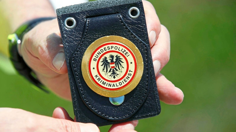 The fraudsters pretend to be police officers. (symbolic image) (Bild: Markus Tschepp)