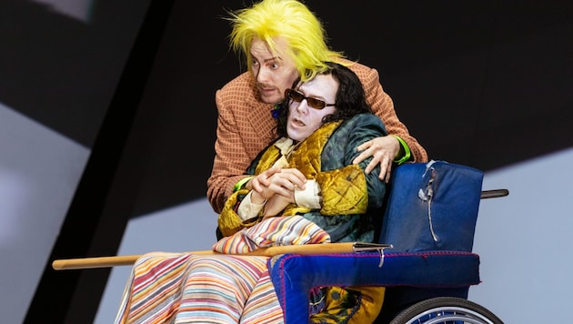 The wheelchair-bound Hamm (Philippe Sly) and his servant Clov (Geogr Nigl) (Bild: (c) Wiener Staatsoper, Sofia Vargaiová)