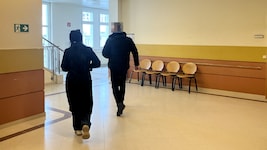 Die 27-Jährige mit ihrem neuen Freund im Wiener Landl. (Bild: zVg, Krone KREATIV)