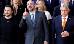 EU-Ratspräsident Charles Michel flankiert vom ukrainischen Präsidenten Wolodymyr Selenskyj und ...
