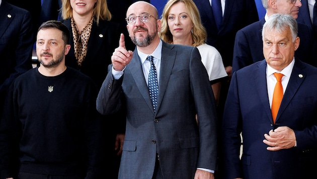 EU Council President Charles Michel flanked by Ukrainian President Volodymyr Zelensky and Hungarian Prime Minister Viktor Orbán (Bild: APA/AFP/Belga/BENOIT DOPPAGNE)