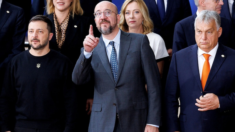 EU-Ratspräsident Charles Michel flankiert vom ukrainischen Präsidenten Wolodymyr Selenskyj und dem ungarischen Ministerpräsidenten Viktor Orbán (Bild: APA/AFP/Belga/BENOIT DOPPAGNE)