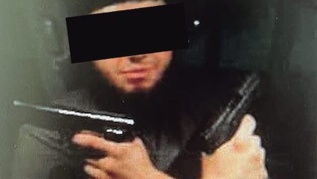 A picture of Beran A. - it shows him with presumably "real" pistols. (Bild: zVg)