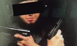 Ein Bild von Beran A. – es zeigt ihn mit vermutlich „echten“ Pistolen.